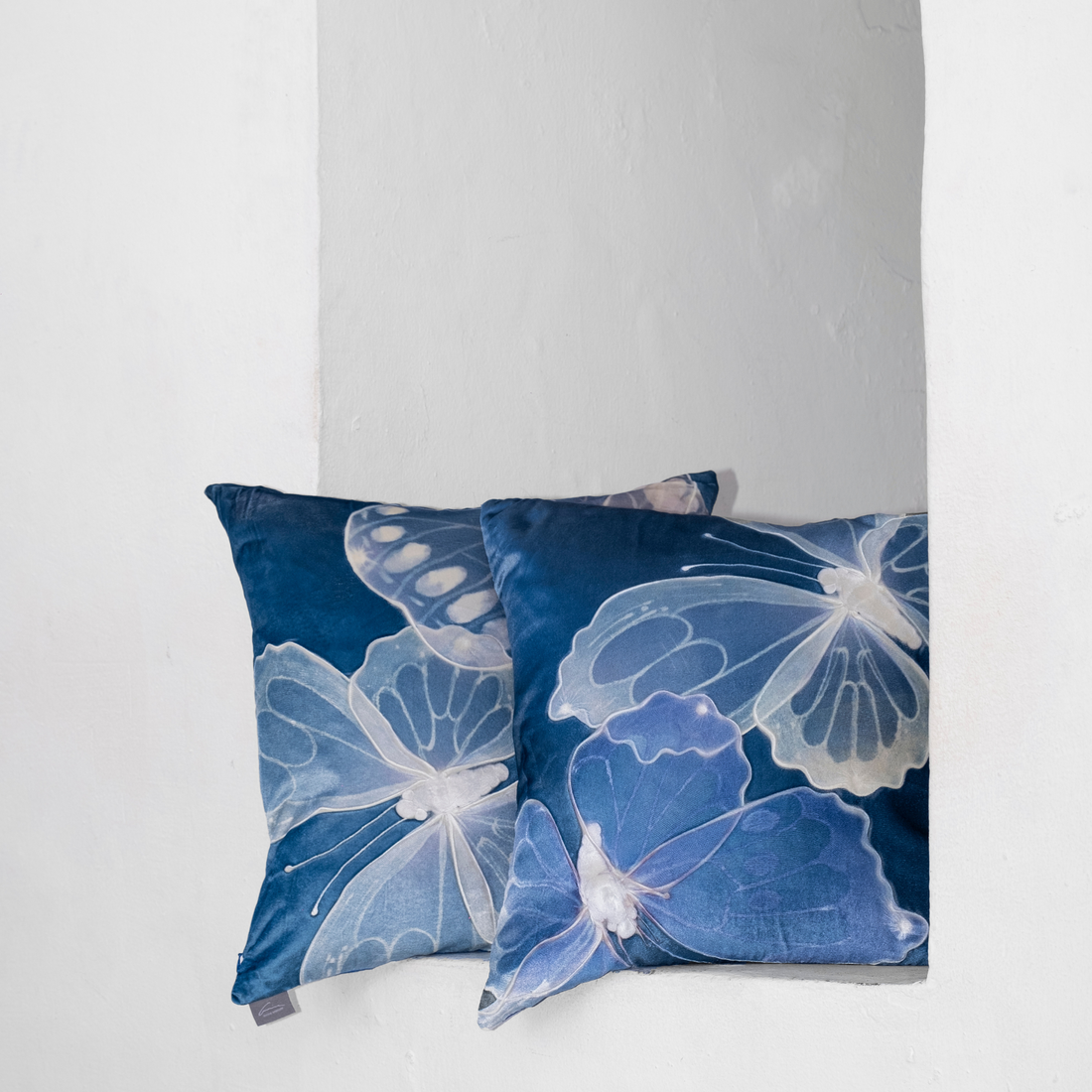 Monarch Twilight With Twilight Signature Velvet Pillows